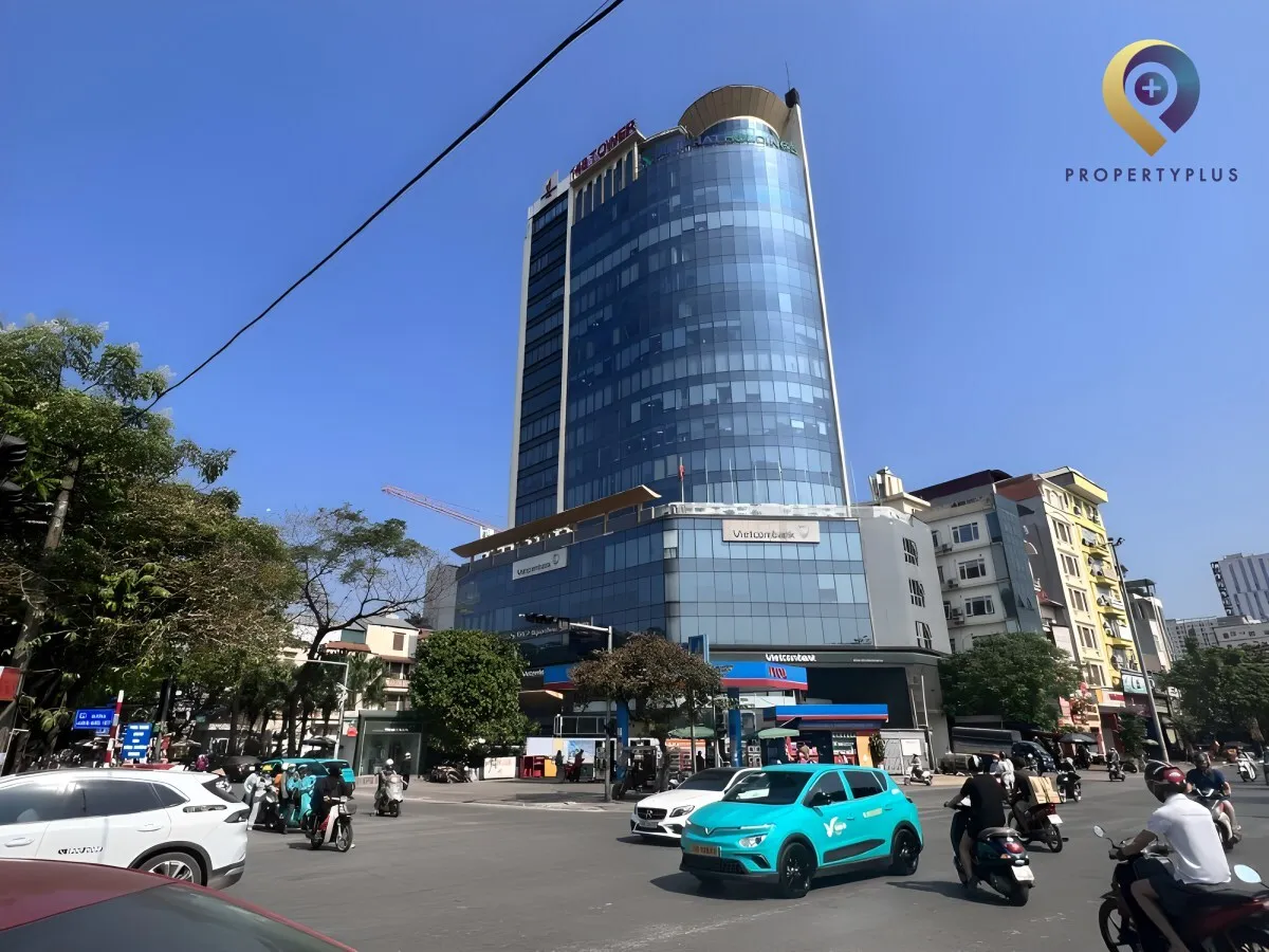 Tòa nhà PV OIL Building nhìn từ mặt đường lớn